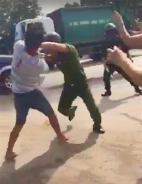 Vi phạm giao thông, táo tợn cầm gạch tấn công cảnh sát