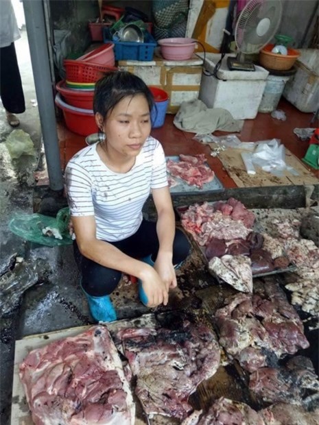 Bán thịt lợn giá rẻ, người phụ nữ bị đối thủ ném dầu luyn "dằn mặt"