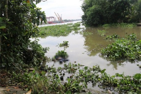 Bàng hoàng thi thể thanh niên có hình xăm nổi dưới rạch