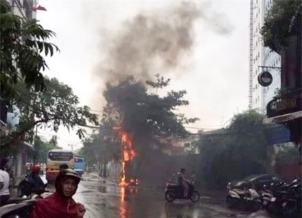 Cột điện bốc cháy dữ dội, cả khu phố mất điện hoàn toàn