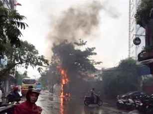 Cột điện bốc cháy dữ dội, cả khu phố mất điện hoàn toàn