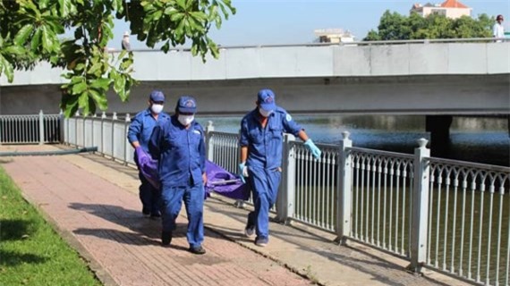 Hoảng hồn phát hiện thi thể phụ nữ trên kênh Nhiêu Lộc