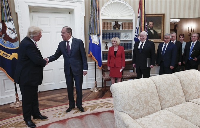 Nga đăng ảnh Ngoại trưởng bắt tay Trump, Nhà Trắng "nổi đóa"