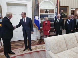 Nga đăng ảnh Ngoại trưởng bắt tay Trump, Nhà Trắng "nổi đóa"