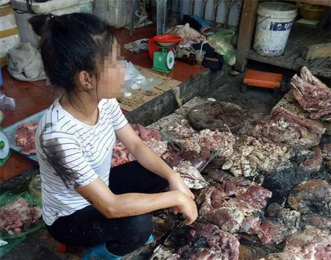 Người phụ nữ bị "dằn mặt" tha thứ cho mẹ con hất chất bẩn vào thịt lợn