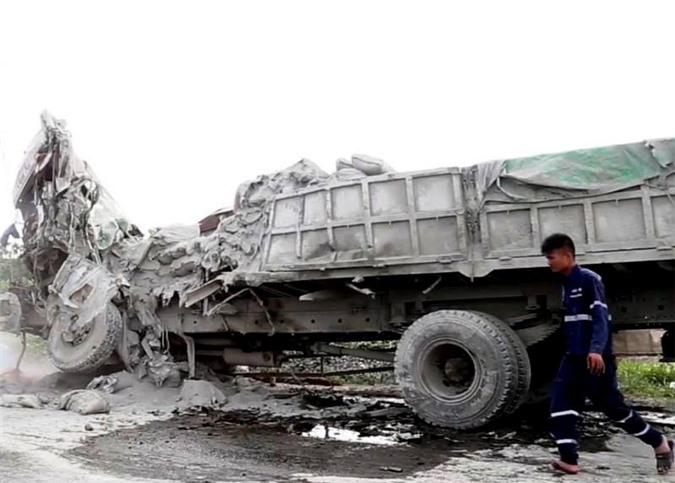 Xe tải nát đầu sau cú va chạm, 2 tài xế tử vong