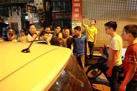 6 tiếng khống chế nghi phạm đâm người cố thủ trên phố Ngô Sỹ Liên