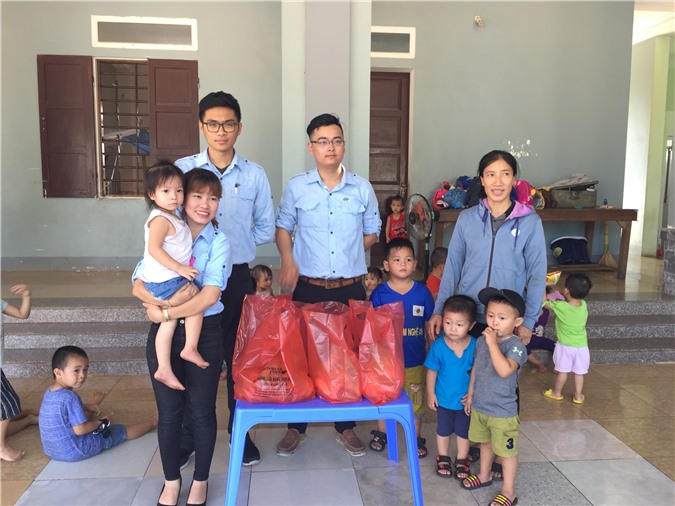 Hà Tĩnh: Formosa thu mua lợn giúp các hộ chăn nuôi