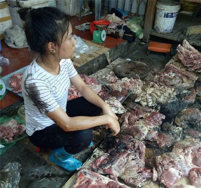 Hất chất bẩn vào thịt lợn: Lãnh đạo quận chỉ đạo xử lý