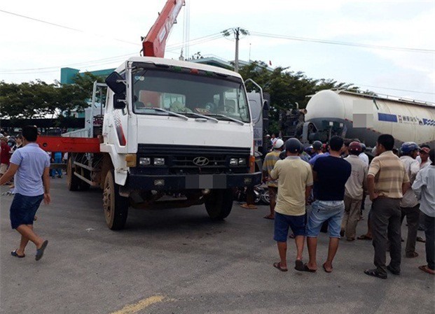 Xe bồn cuốn vào gầm, 2 chị em tử vong tại chỗ