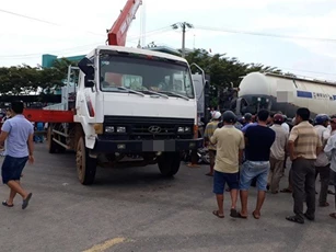 Xe bồn cuốn vào gầm, 2 chị em tử vong tại chỗ