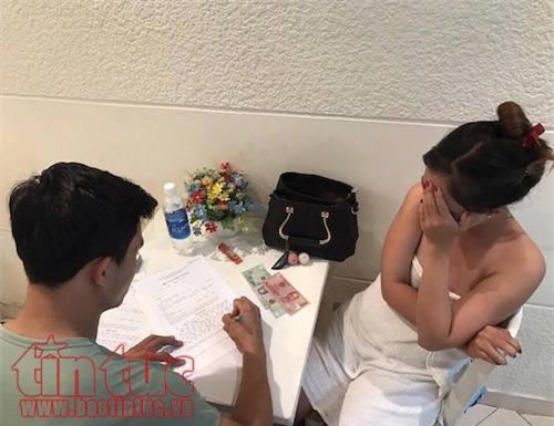 Ập vào tiệm spa trá hình, bắt quả tang 3 tiếp viên bán dâm