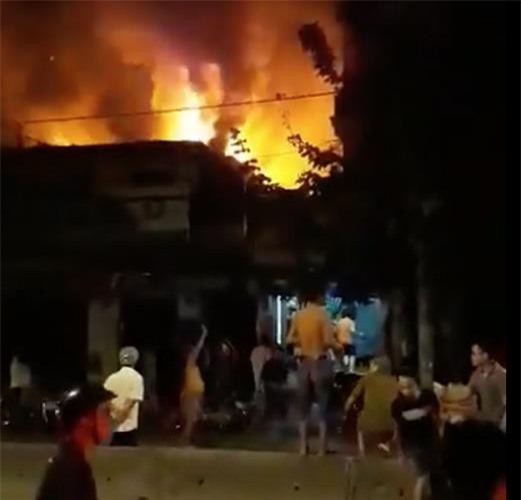 "Bà hỏa" ghé tiệm sửa xe lúc nửa đêm, dân hoảng loạn