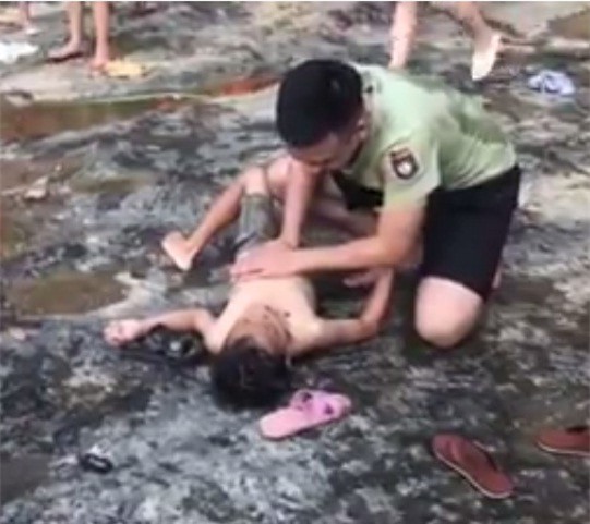 Công an trẻ nhanh trí cứu bé trai thoát khỏi "miệng hà bá"