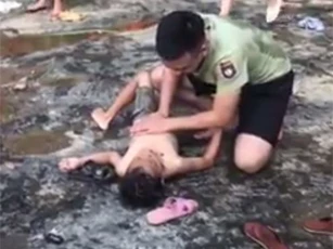 Công an trẻ nhanh trí cứu bé trai thoát khỏi "miệng hà bá"