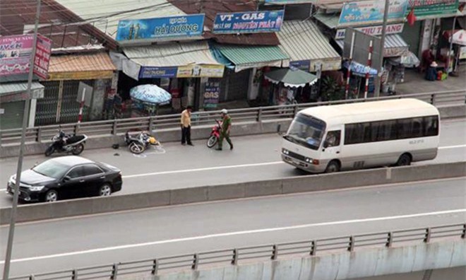 Cụ ông 60 tuổi rơi khỏi cầu vượt cao 10m, nguy kịch tính mạng