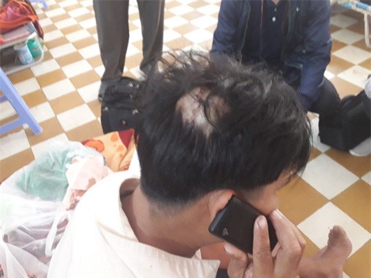 Dùng hung khí chém loạn xạ để giành vận chuyển bệnh nhân