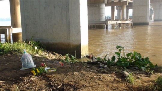 Hốt hoảng phát hiện thi thể bé trai 14 tuổi đang phân hủy trên sông