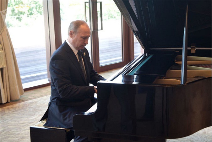 Tổng thống Putin chơi piano trong khi chờ ông Tập Cận Bình