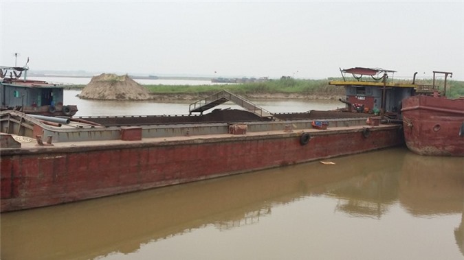 Vĩnh Phúc: Doanh nghiệp khai thác cát sông Hồng gây sạt lở nghiêm trọng