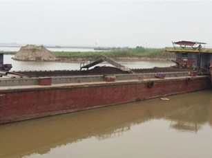 Vĩnh Phúc: Doanh nghiệp khai thác cát sông Hồng gây sạt lở nghiêm trọng
