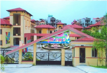 Vừa nhập học, trẻ 2 tuổi ngã từ tầng 2 trường mầm non xuống đất