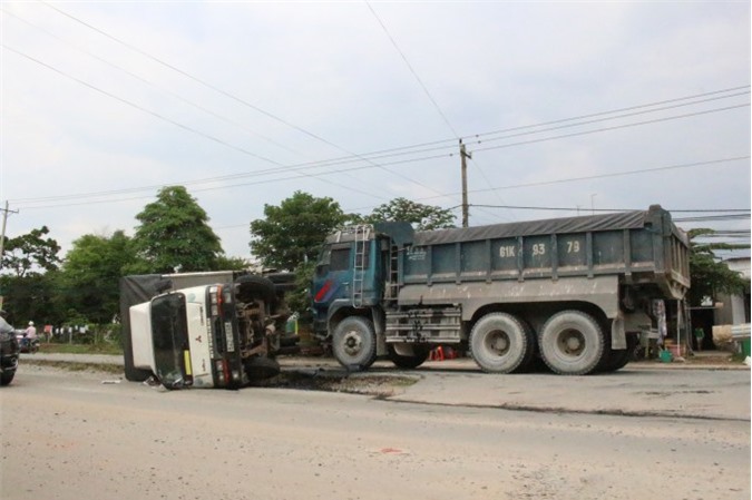 Xe tải lật ngang đường sau cú va chạm, dân phá cửa cứu tài xế