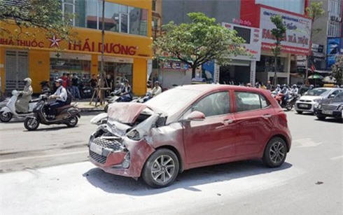 Hà Nội: Xế hộp bốc cháy ngùn ngụt trên phố Xã Đàn