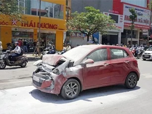 Hà Nội: Xế hộp bốc cháy ngùn ngụt trên phố Xã Đàn