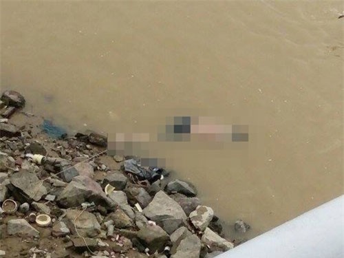 Người dân ngỡ ngàng nhìn đôi nam nữ gieo mình xuống sông Lam