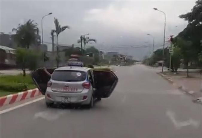 Nguyên nhân xe taxi mở bung 2 cửa lao vun vút trên đường