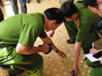 Nhóm giang hồ xông vào nhà dân dùng súng bắn người 