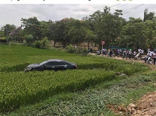 Nỗi đau quá lớn bao trùm vùng quê sau khi xe Camry đâm 3 học sinh tử vong