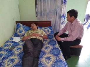 Xử lý vi phạm, 1 thanh tra giao thông bị chém trọng thương