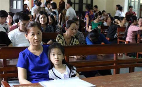 Bé gái lớp 1 bị mù mắt trái: Nhà trường bồi thường 110 triệu đồng