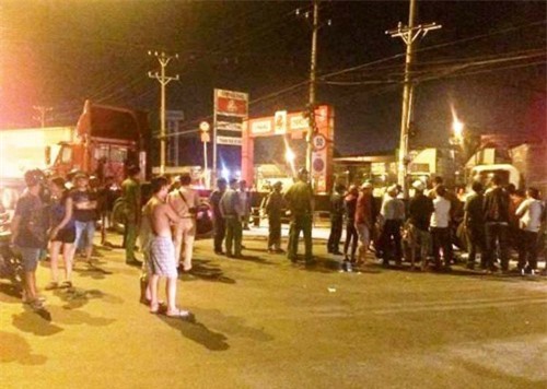 Xe container gây tai nạn, cuốn 2 mẹ con vào gầm tử vong 