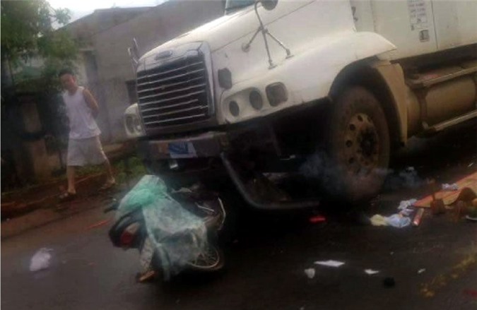 Xe máy tông trực diện vào container, nam thanh niên chết thảm