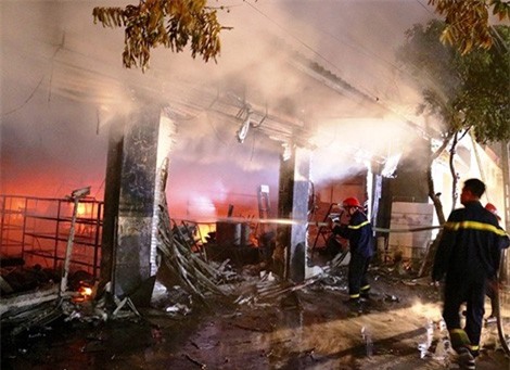 Cháy lớn thiêu rụi 400m2 cửa hàng vật liệu xây dựng ở Hải Phòng