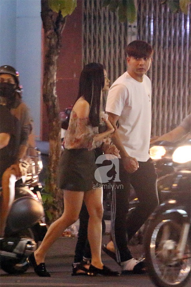 Đập tan tin đồn ly hôn, Trương Quỳnh Anh nắm tay Tim đi dạo phố