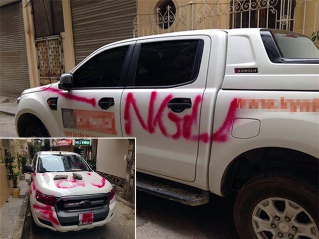 Đỗ xe ôtô đầu ngõ, chiếc bán tải Ford bị chèn đá sơn chữ NGU kín xe