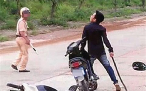 Giải cứu đồng bọn, nhóm thanh niên lao vào đánh công an