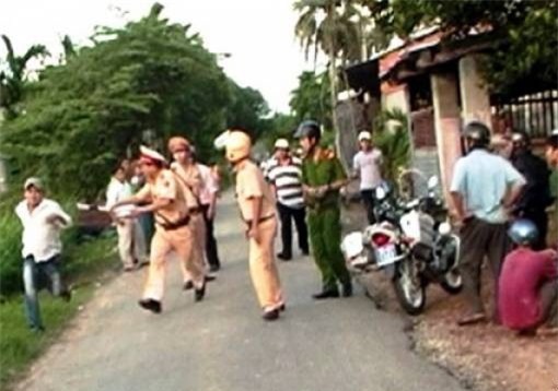 Hơn chục thanh niên cả gan tấn công cảnh sát, "giải cứu" bạn