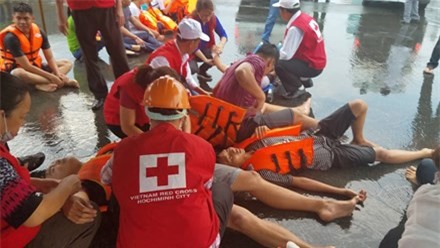 2 tàu nổ trên sông Sài Gòn, kịch tính ứng cứu hàng trăm hành khách 