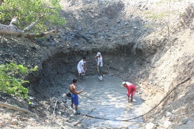 Ngã xuống hố chống hạn, bé trai 12 tuổi đuối nước tử vong