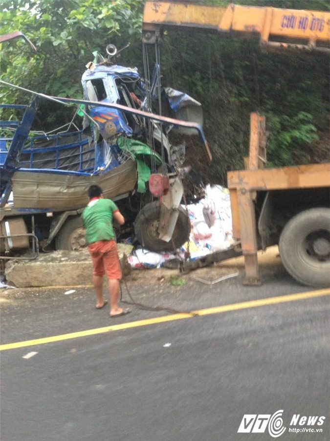 Xe tải mất lái đâm vào vách núi, 2 người tử vong