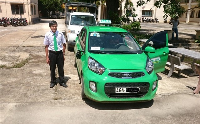 Bị côn đồ dí dao vào cổ, tài xế nhanh trí lái xe đến đồn công an 