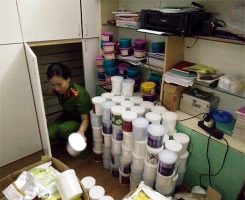 Một tấn kem trộn, bột tắm trắng bị thu giữ ở Hà Nội