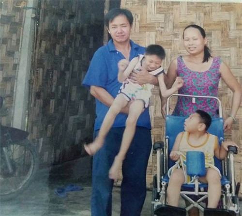 Người cha nuôi 2 con teo não xin lỗi các mạnh thường quân