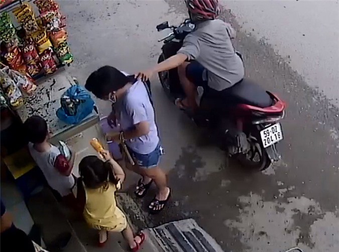 Táo tợn cướp giật dây truyền vàng giữa phố Sài Gòn