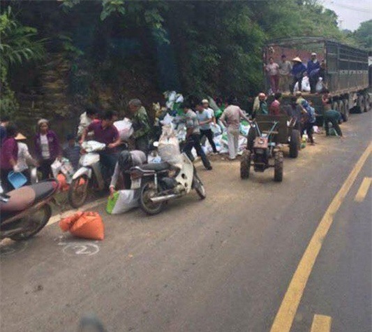 Xe tải đâm vách núi 2 người chết: Dân đua nhau "hôi của"